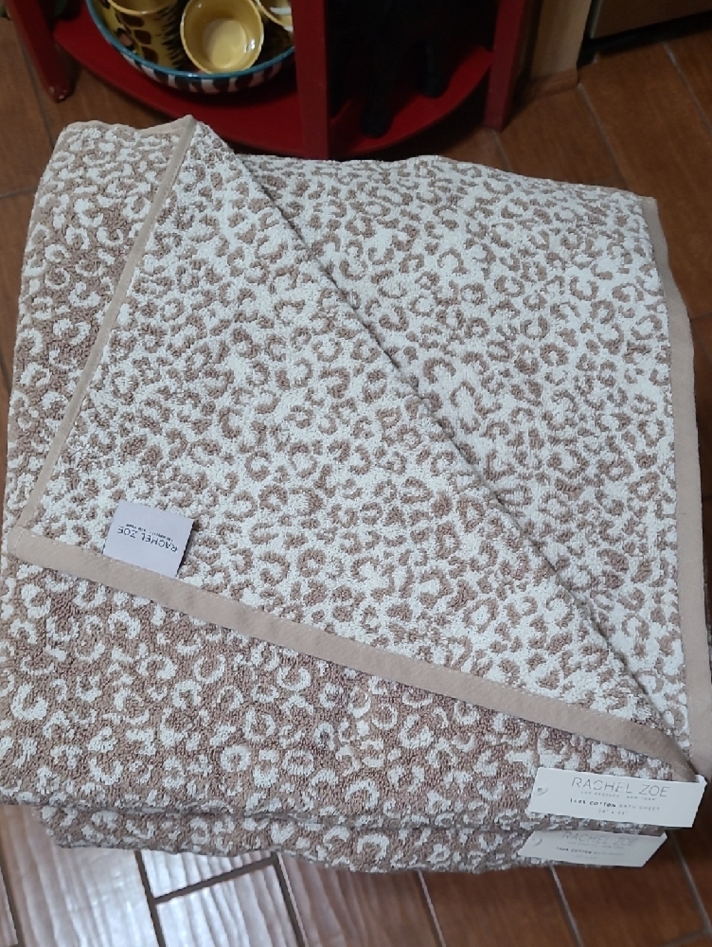 Rachel Zoe Cheetah Mink Coconut Bath Sheet Set - Picture 5 of 14